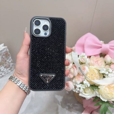 Prada 官网同款手机壳 全包壳 普拉达手机壳 纯手工贴钻 Bingbing 型号：为了不出现报错型号，请打开本机查看手机设置显示的型号 Iphone16系列