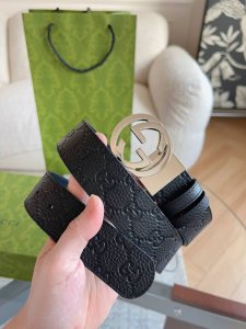 Gucci 新款 荔枝纹经典压花腰带。配饰继续引领Gucci全新系列的潮流，以独具匠心的丰富细节和实用功能演绎出众品质。经典的双G搭扣元素令整款腰带更添魅力。皮