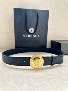 宽度4.0Cm 范思哲 此款腰带饰有标志性的versace美杜莎头像扣，彰显品牌格调。是一款精美的衣橱必备单品。