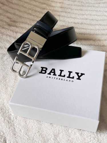Ba、Lly 巴、利 这是一款男士商务双面用腰带，带身双面设计，宽度3.5Cm 采用双面进口牛皮材质，B字造型扣，线条流畅，增添了腰带的质感和立体感。低调奢华简