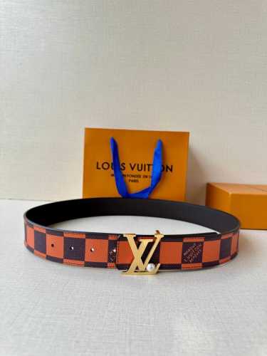 本款4.0宽 Lv Initiales 双面腰带出自 春夏男装秀场，为 Damier Po 帆布浸染潮流新色，翻转可见光滑素雅牛皮革。Lv 字母搭扣与崭新 Lo