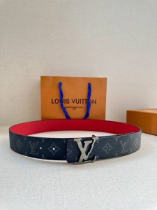 代购级 Lv男士腰带 本款 4.0宽 Lv Initiales 双面腰带拼合经典 Monogram 帆布和素色皮革，搭配中央 Lv 字母搭扣，为路易威登爱好者提