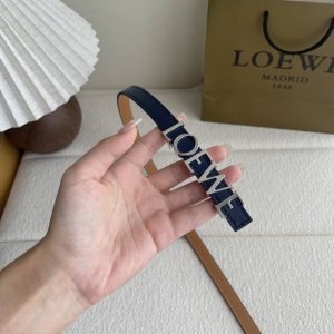 特 罗意威新款光滑牛皮革腰带，饰以金属Loewe标志，宽1.5Cm，五孔调节。颜色：宝蓝色