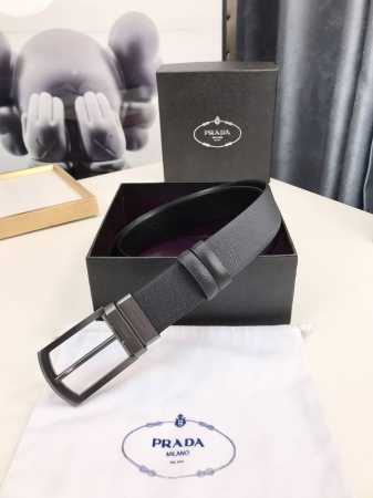普拉达 由于正反两面颜色深浅不同，这款3.4厘米宽的两面穿皮带可搭配不同的服装。其抛光钢带扣上标有Prada徽标，是理想的礼品之选。 - 点击图像关闭