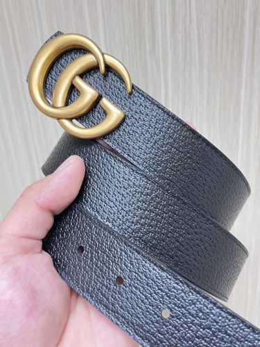 -Gg Marmont系列搭扣双面腰带，一面缀饰品牌标志性图案，另一面以中性色调皮革打造。此款双面腰带采用皮革与Gg字母图案涂层织物打造，搭配标志性双G搭扣，3