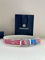 宽度3.8Cm Versace 此款印花腰带采用小牛皮制成，金色搭扣饰有品牌标志性的美杜莎头像！
