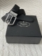 特 Prada 普拉达 这是一款男士精致的腰带 宽3.5Cm 采用头层十字纹牛皮制作，质感卓越，耐用非凡。简约设计尽显质感。经典金属扣搭配黑色皮低调中透着奢华，