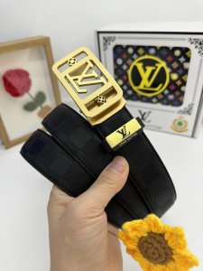 品名：LV..路易..威登自动带 材质：原单牛皮腰带 百分百头层牛皮腰带保证真皮，24K纯钢扣，专柜原单品质、做工精细，时尚大牌，送人自用首选 包装： 请认准如