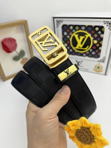 品名：LV..路易..威登自动带 材质：原单牛皮腰带 百分百头层牛皮腰带保证真皮，24K纯钢扣，专柜原单品质、做工精细，时尚大牌，送人自用首选 包装： 请认准如