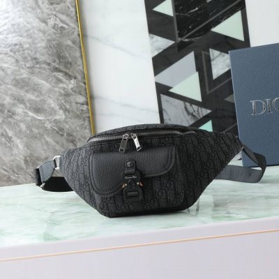 正品开发 顶级原单 这款 Dior 8 腰包是迪奥二零二五春季新品，时尚实用。采用黑色 Oblique 印花面料精心制作，正面搭配翻盖口袋，饰以 Dior 8