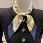 爱马仕Hermes“盛宴”Twilly小丝巾。 Twilly真丝缎带 100%桑蚕丝 。 这款小巧的真丝配饰佩戴方式千变万化，可为您的日常造型增添灵动妙趣！ 法
