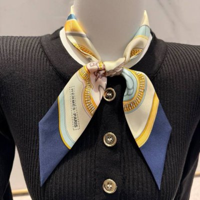 爱马仕Hermes“盛宴”Twilly小丝巾。 Twilly真丝缎带 100%桑蚕丝 。 这款小巧的真丝配饰佩戴方式千变万化，可为您的日常造型增添灵动妙趣！ 法