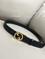 Gucci Biondie 系列 3.0 进口牛皮热压技术 这款腰带以黑色皮革匠心打造 缀饰几何造型扣互扣双g款