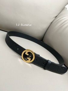 Gucci Biondie 系列 3.0 进口牛皮热压技术 这款腰带以黑色皮革匠心打造 缀饰几何造型扣互扣双g款