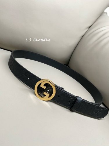 Gucci Biondie 系列 3.0 进口牛皮热压技术 这款腰带以黑色皮革匠心打造 缀饰几何造型扣互扣双g款