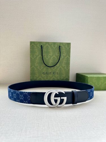 特 宽度3.8Cm Gucci 每一季，品牌标识都会吐故纳新，于经典之中融入新意。在这款腰带上，经典gg标识以亮眼之姿生动呈现，与双g造型配件相得益彰。 黑色和