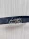 当季新款，腰带取材雍容牛皮革和 Monogram 帆布，便于随心切换两 式风尚。路易威登手写体标识化身为宽幅金属搭扣，于中央点亮视线 焦点，可为休闲和正式造型注