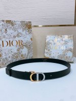 D Ior Montaigne *Cd*腰带 饰有*Christian Dior*标志 富有光泽的金色饰面金属细节 两个可拆卸环 小牛皮腰带 2.5Cm