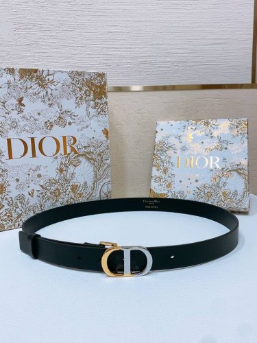 D Ior Montaigne *Cd*腰带 饰有*Christian Dior*标志 富有光泽的金色饰面金属细节 两个可拆卸环 小牛皮腰带 2.5Cm