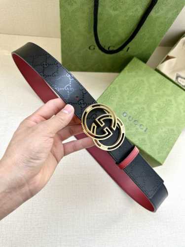 宽度4.0Cm Gucci 最新款双面腰带，一侧为Gg Supreme帆布，反面一侧为枣红色头层小牛皮。配以互扣式镶钻双G扣头采用真空电镀