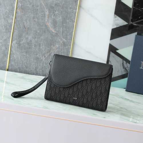 这款 A5 三角手拿包是 Dior 的全新主打单品。采用黑色 Oblique 印花面料等材质精心制作，搭配同色调粒面牛皮革马鞍廓形翻盖，宽敞的拉链隔层可收纳手机