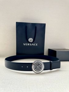 宽度3.8Cm Versace Jeans Couture 牛皮革V-Emblem板扣式皮带、饰有La Greca彰显个性设计。该铆钉腰带饰有La Greca五