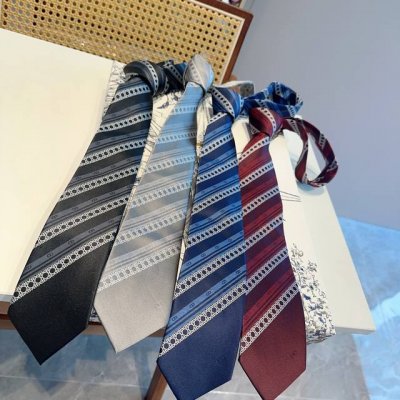 特 这款领带向经典的藤格纹图案致敬。采用海军蓝色、蓝色和白色桑蚕丝提花面料精心制作，条纹图案点缀以 Cd Icon 标志，更显精致。可与各式西装搭配提升格调，为
