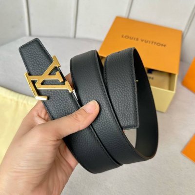 特 寬度：35mm Lv S-Lock系列 精緻的字母搭扣 搭配驢家法國原廠荔枝紋皮料 手感超好 雙面用