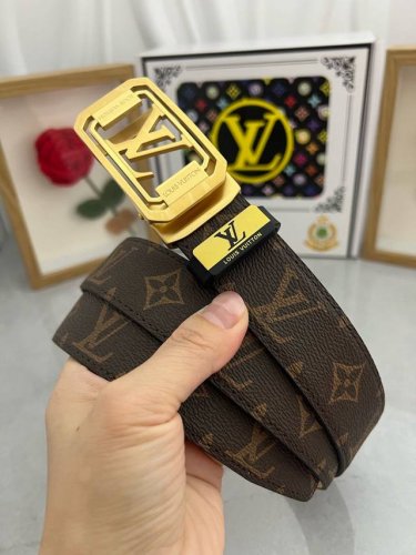 品名：Lv..路易..威登自动带 材质：原单牛皮腰带 百分百头层牛皮腰带保证真皮，24K纯钢扣，专柜原单品质、做工精细，时尚大牌，送人自用首选 包装： 请认准如