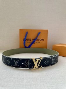 4.0宽: 新款Lv Initiales 双面腰带出自 2025 春夏系列，为渐变帆布点缀缓缓淡出的 Lv 字母和Monogram 花卉，翻转即现光滑皮革。莹泽