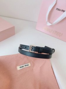 特 缪缪miumiu专柜新款 这款小牛皮腰带是提升别致造型品味的理想之选。镂空雕刻logo徽标搭配方型针扣，手感柔软细腻,夏季裙子必备非常时尚百搭. 宽:1.5