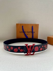 4.0宽 Lv Shape 双面腰带以 荔技面展现经典元素的当代姿采，尽释皮具系列的盎然活力。牛皮革增添沉稳一面，Lv Shape 搭扣呈现雾面观感