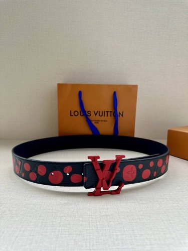 4.0宽 Lv Shape 双面腰带以 荔技面展现经典元素的当代姿采，尽释皮具系列的盎然活力。牛皮革增添沉稳一面，Lv Shape 搭扣呈现雾面观感