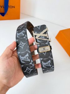 品名： Lv..路易..威登腰带皮带原单 型号：挂扣，经典纯钢材质挂扣，头层牛皮，图片实物拍摄 材料：头层牛皮，挂扣系列，纯钢材质扣头，钯镀电镀工艺永不掉色。原