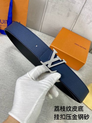 特 本款 Damier4.0宽双面腰带乃魅力天成的典范。由小牛皮制成，以点缀 搭扣的精心镂刻的 Damier 图案彰显品牌精湛工艺，风格时尚。双面皮带增添功能，