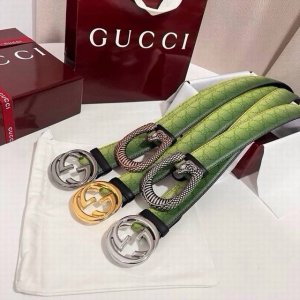 古奇 新款 采用清新淡蓝色调的渐变效果印花，为各项基本功能增添了新的亮点。这款腰带采用带有全面渐变印花效果的 Gg Monogram 涂层面料制成，并配有 In