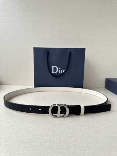 宽度2.0Cm Dior 这款 Montaigne 腰带从同名手袋汲取灵感 可翻面使用 以双面设计重新诠释经典 采用光滑牛皮革等材质精心制作 一面为奶白色 另一