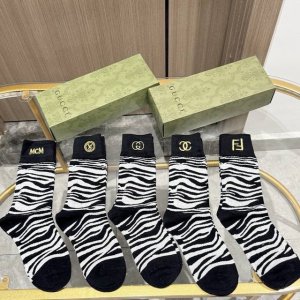 配包装 一盒五双 欧美大牌高版本 ～好看到爆炸 袜子刺绣长筒袜，超软糯潮人必不能少的 专柜代购品质 长筒袜子 ，搭配起来超高逼格 时髦度爆表啊啊啊啊～～推荐推荐