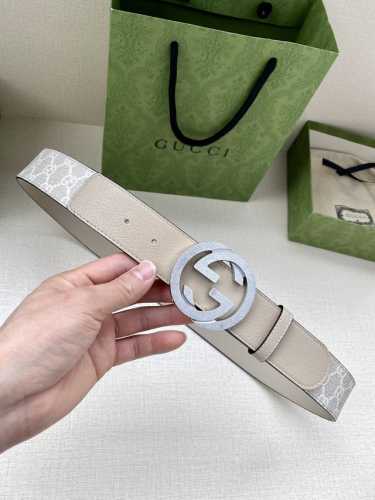 宽度4.0 Cm Gg Marmont系列每一季都会推陈出新，为灵感源于70年代的标志性原版Gg6.0Cm钢扣配件注入现代精髓。这款头层牛皮腰带 给你带来更多造