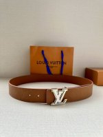 特 Lv 牛皮压花pont Neuf皮带4.0宽 这款taurillon 腰带采用lv Logo压花设计，进口牛皮面料手感柔软细腻，适合各种风格类型使用，经典设