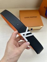 特 本款 Damier Lv 4.0宽 双面腰带做工精良，风格经典。深色牛皮革皮带与 Lv 字母搭扣优雅相称，与精心镂刻的英字母气质优雅，可双面使用，轻松搭配您