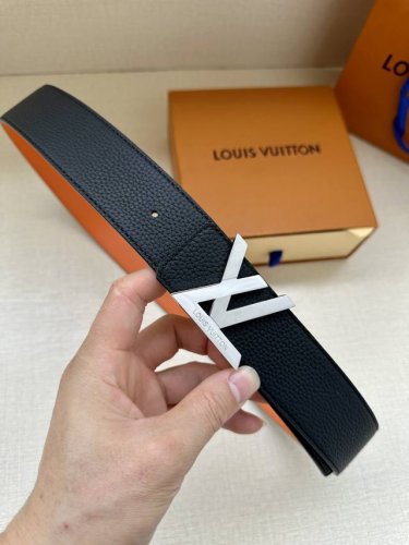 特 本款 Damier Lv 4.0宽 双面腰带做工精良，风格经典。深色牛皮革皮带与 Lv 字母搭扣优雅相称，与精心镂刻的英字母气质优雅，可双面使用，轻松搭配您