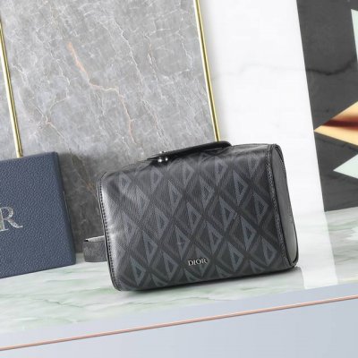 Dior Lingot洗漱包黑色Cd Diamond 图案帆布编号:2Adca418Cdp_H43E_Tu这款洗漱包来自Dior Lingot系列，是一款优雅实