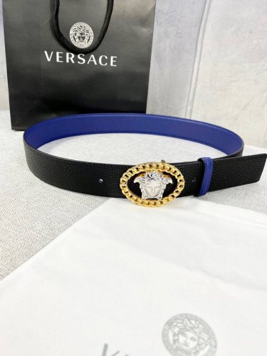 宽度4.0Cm V E R S A C E 范思哲 这款荔枝纹柔软头层皮饰带搭配一枚椭圆链条美杜莎带扣。本季标志性的Versace饰件点缀其上