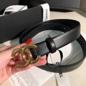 香奈儿 女款腰带 原单货品 宽度3.0Cm 双面原厂小牛皮，皮质柔软 细腻，手感好。多种扣头可选 ，精细做工。上身效果非常好 DDD