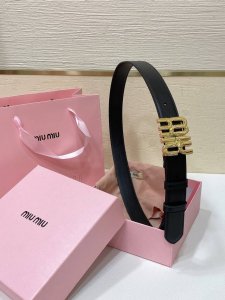 特 P190 缪缪Miumiu 宽度：3Cm 这款皮革腰带是提升别致造型品味的理想之选。醒目的标志性徽标装点搭扣，营造精致撞色与纹理 金属徽标搭扣 搭扣饰醒目徽