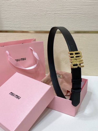 特 P190 缪缪Miumiu 宽度：3Cm 这款皮革腰带是提升别致造型品味的理想之选。醒目的标志性徽标装点搭扣，营造精致撞色与纹理 金属徽标搭扣 搭扣饰醒目徽