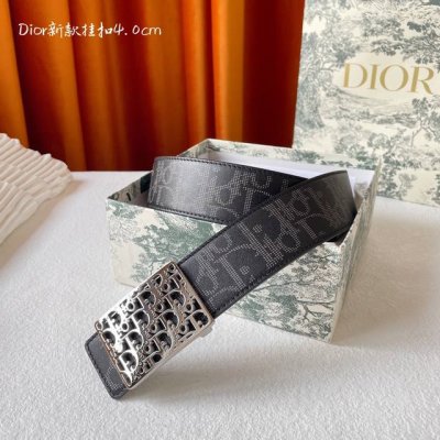 Dior这款金属覆层黄铜腰带扣采用“Cd”标志点缀，经典元素呈现全新风采。设计精巧，提升格调，打造优雅精致的造型。宽40Mm