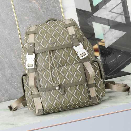 中号Dior Hit The Road双肩背包 卡其色Cd Diamond图案帆布和卡其色光滑牛皮革 P30,000 编号:1Htba184Cdp_H65E 尺