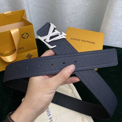 寬度40Mm Louis Vuitton 腰帶 ！正品買版打造 ！寬度40由極為柔軟的新版utah皮革裁制而成，表面粒紋清晰可見，此款腰帶配有雙層縫線，